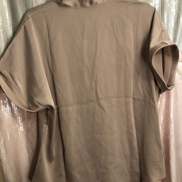 Blouse in a khaki color by Roeyshouse size Medium NWT - Picture 7 of 10